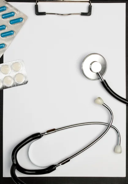 Medical clipboard, stethoscope and pills — Stock Photo, Image