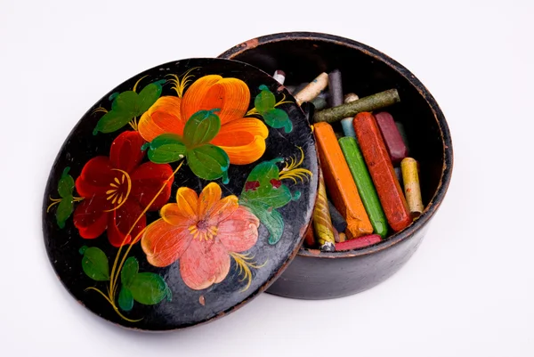 Boîte avec crayons d'ardoise de couleur — Photo