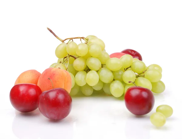 Uvas, damascos e ameixas — Fotografia de Stock