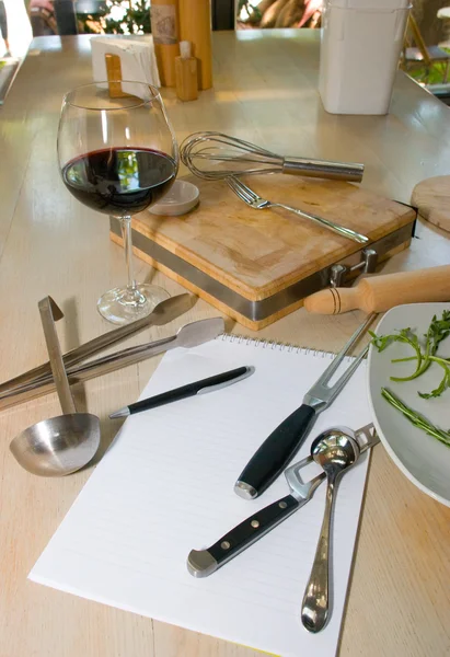 Utensílios, caderno e copo de vinho — Fotografia de Stock