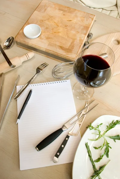 Utensílios, caderno e copo de vinho — Fotografia de Stock