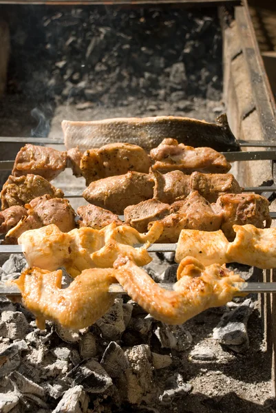 Mutton, un pollo y un pescado en una barbacoa —  Fotos de Stock