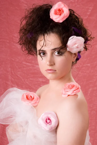 Kvinna med rosor. — Stockfoto
