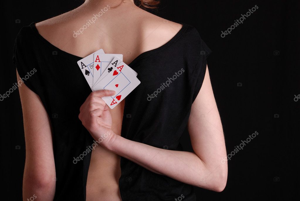 фото женщина играет в карты