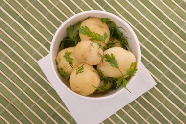 haşlanmış patates maydanoz ile