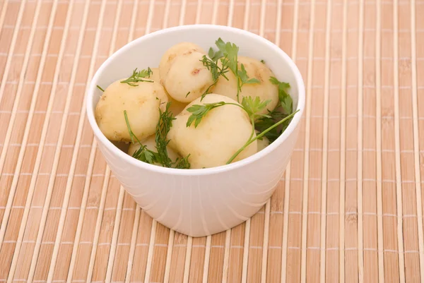 Gekochte Kartoffeln mit Petersilie auf Bambus — Stockfoto