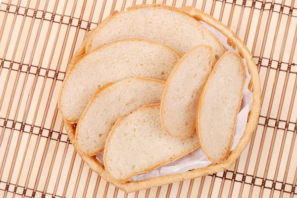 Φέτες του ψωμιού σε ένα καλάθι — Φωτογραφία Αρχείου