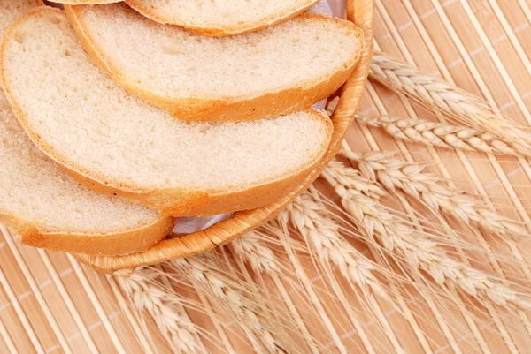 Weizen und Brot auf Bambus — Stockfoto