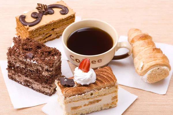 一杯のコーヒーとケーキ — ストック写真