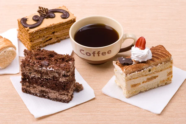 Κέικ σφουγγαριών με καφέ — Φωτογραφία Αρχείου