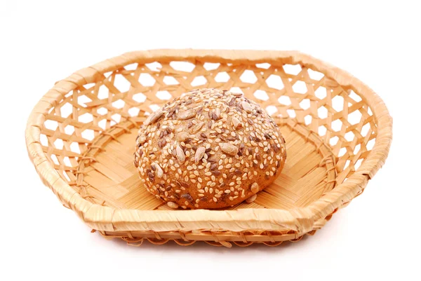 Pão de centeio em uma cesta — Fotografia de Stock