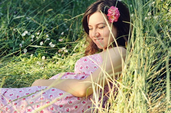 Zwangere vrouw ontspannen op gras. — Stockfoto