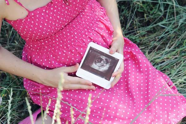 Pregnant woman carrying her child — Stock Photo, Image