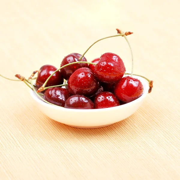 Xícara de cerejas — Fotografia de Stock