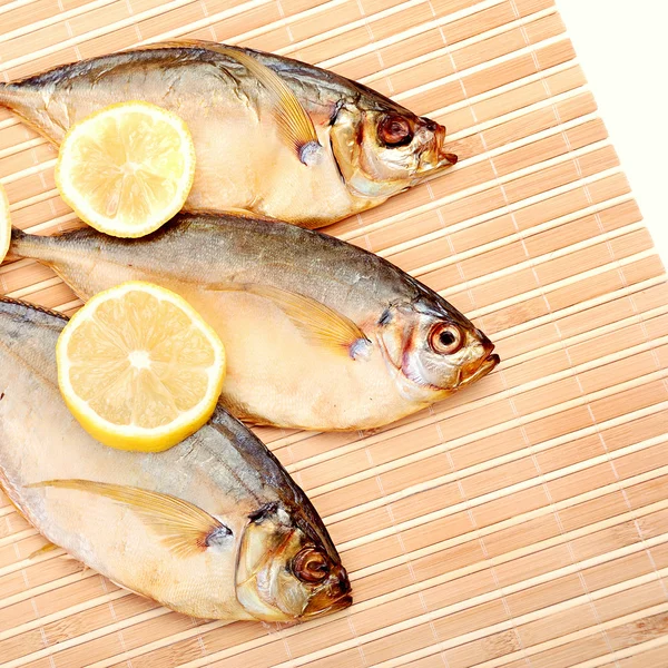 Pesce affumicato con un limone — Foto Stock
