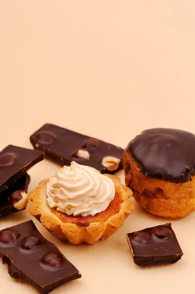 Cakes and chocolate. — Stock Photo, Image