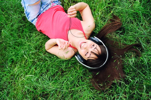 웃는 여자 듣기 음악 . — 스톡 사진