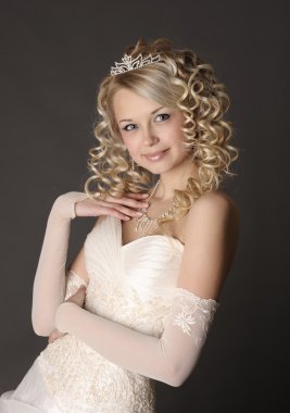 kadın bir gelinlikle.