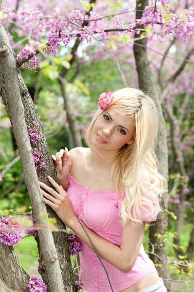 Young woman in spring park — Stock Photo, Image