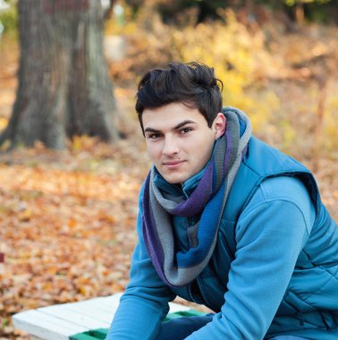 Parktaki genç adam..