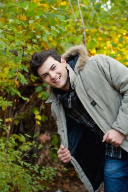 Parktaki genç adam.