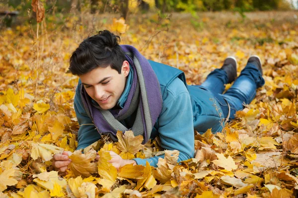 Jeune homme rêvant dans le parc . — Photo