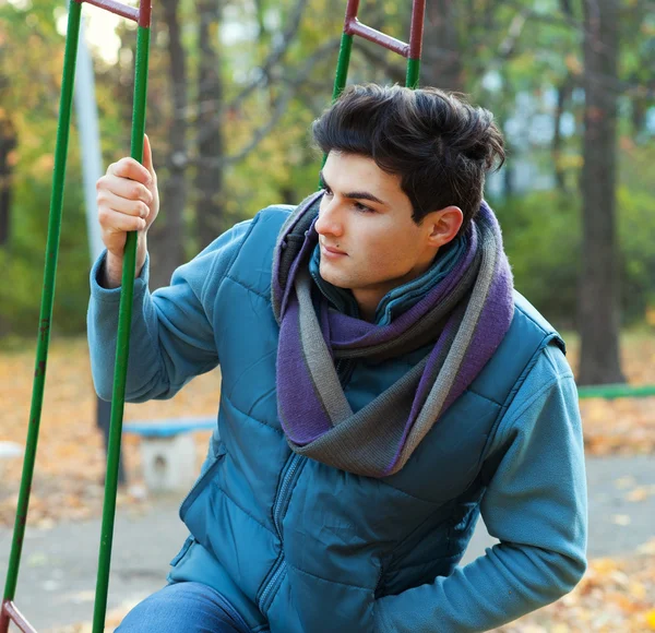 Jongeman in het park. — Stockfoto