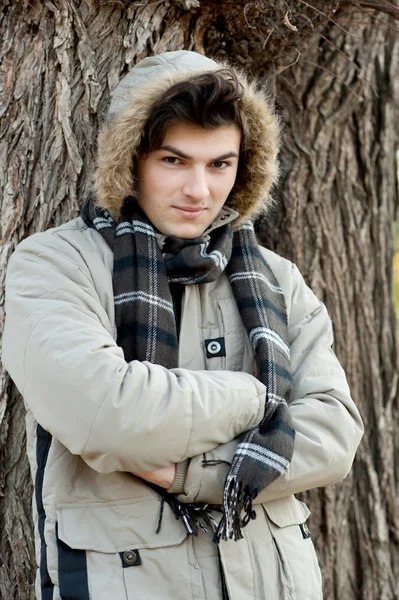 Retrato de jovem no parque . — Fotografia de Stock