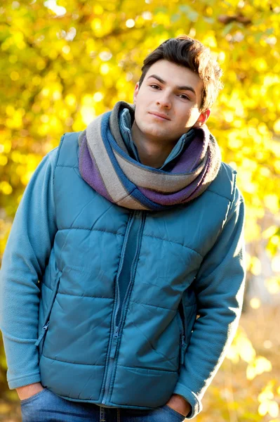 Portrét mladého muže v parku — Stock fotografie