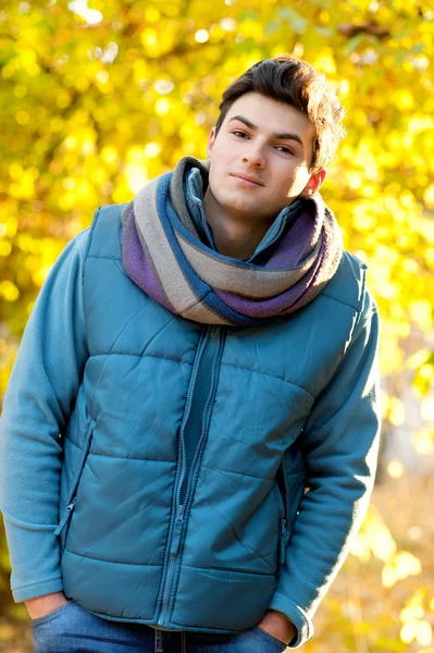 Hombre joven retrato en el parque — Foto de Stock