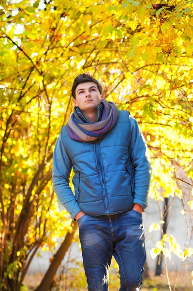 Junger Mann läuft in Park — Stockfoto