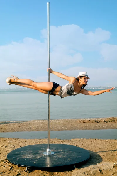 Pole dance nő tengeri háttér. — Stock Fotó