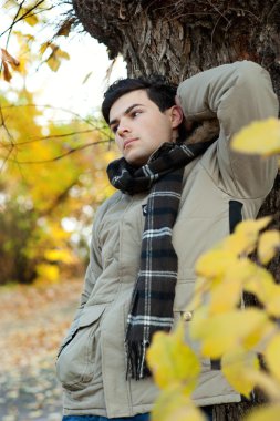 genç adam parkta duran.