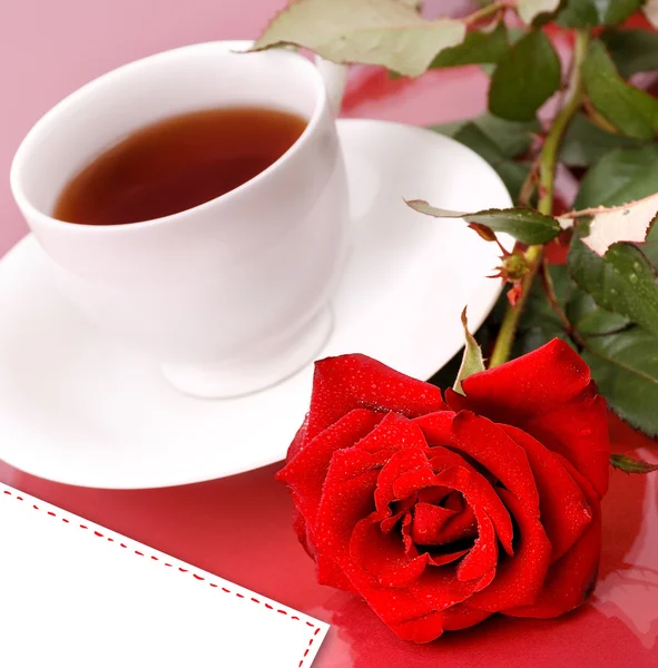 Rose mit einer Tasse Tee. — Stockfoto