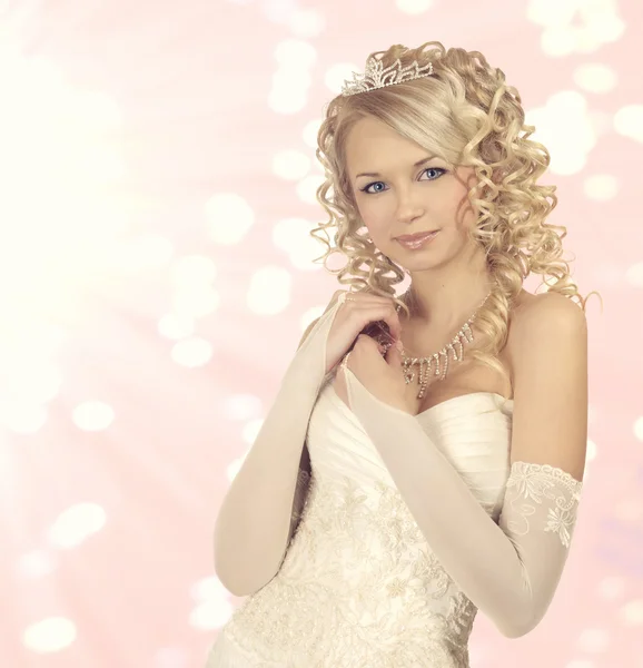 Porträt einer Braut auf rosa Bokeh-Hintergrund. — Stockfoto