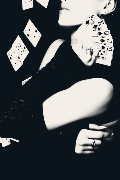 Žena držící hrací karty, retro styl fotografie. — Stock fotografie