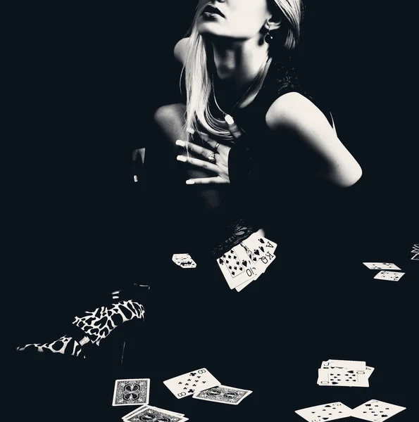 Sexig kvinna med spelkort i strumpor. — Stockfoto