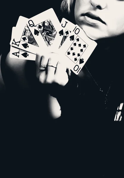 Kobieta trzyma karty do gry, Zdjęcie retro. — Zdjęcie stockowe