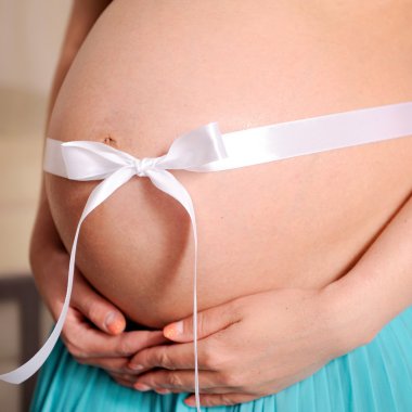 hamile kadın karin yay ile.