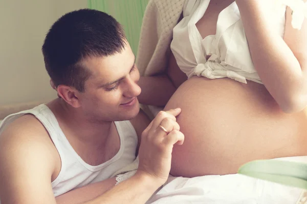 未来的爸爸抚摸他怀孕的妻子的肚子. — 图库照片