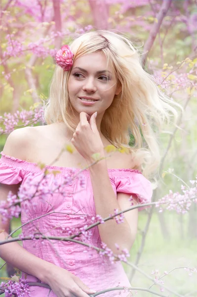 Giovane donna nel parco primaverile — Foto Stock