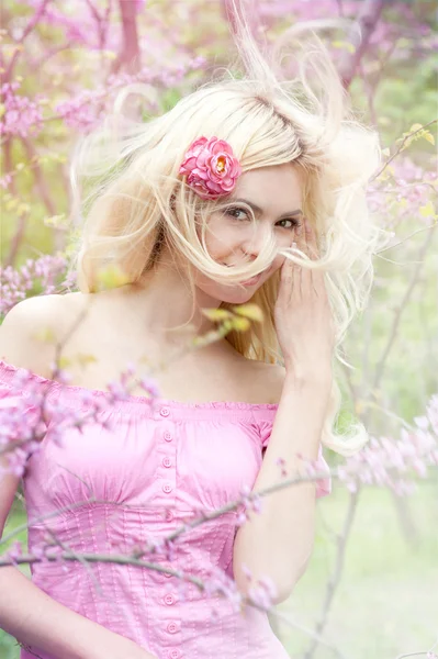 Mulher com cabelo longo loiro acenando ao vento . — Fotografia de Stock