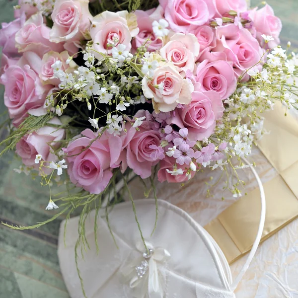 Buquê de casamento de rosas. — Fotografia de Stock