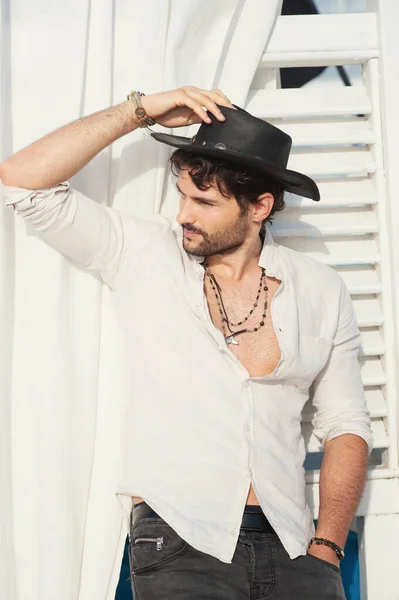Sexy Man Model Gekleed Zwarte Hoed Wit Shirt Outdoor Foto — Stockfoto