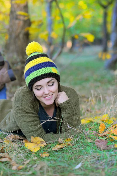 Femeie Tânără Portret Odihnindu Aer Liber Parc Îmbrăcată Pălărie Tricotată — Fotografie, imagine de stoc