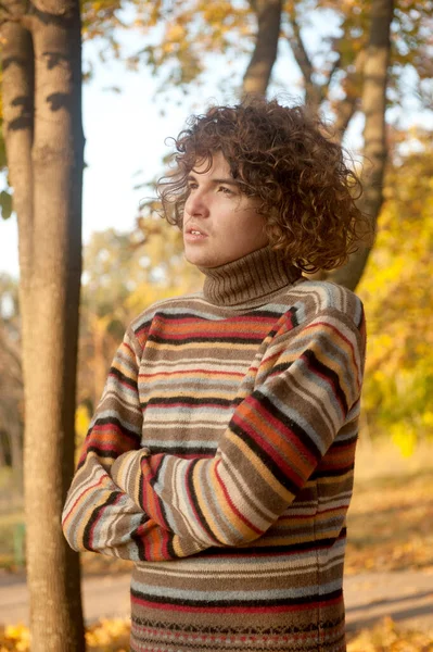 Hombre Tranquilo Retrato Aire Libre Parque Otoño — Foto de Stock