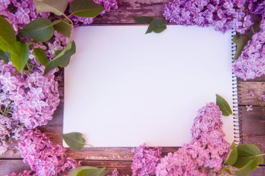 Leylak demeti çiçekli boş uzay not defteri listesi, ahşap arkaplan, üst görünüm, yatay