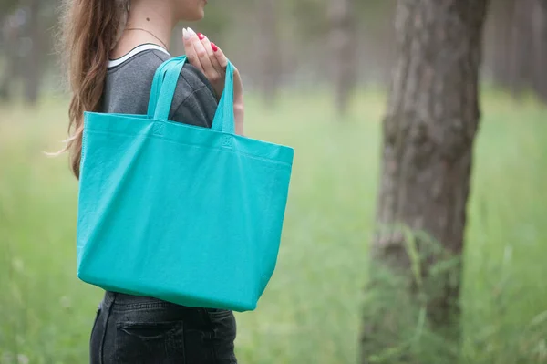 Mladá Žena Drží Smaragdově Zelený Tote Bag Parku Eko Životní — Stock fotografie