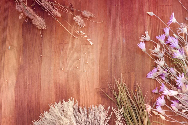 Florale Randschablone Auf Einem Hölzernen Hintergrund Kopierraum Für Text — Stockfoto