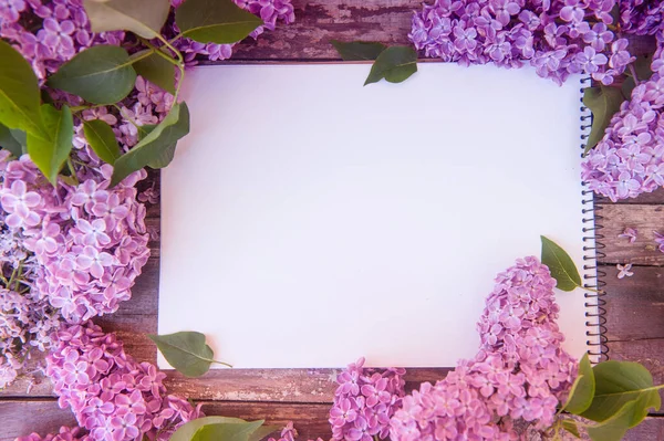 Empty Space Notepad List Lilac Bunch Flowers Wooden Backdrop Top — Stock fotografie